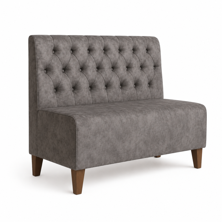 Zielona pikowana sofa na drewnianych nogach