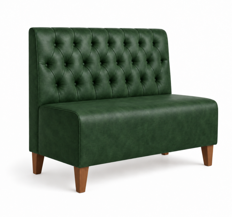Zielona pikowana sofa na drewnianych nogach
